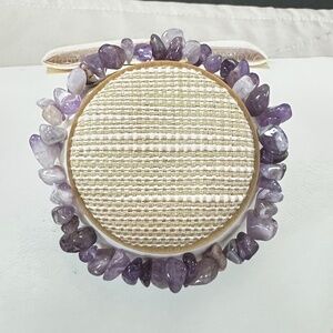 Amethyst stone chip stretchy bracelet w/varying shades of purple